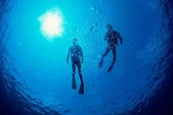 房地产ETF华夏和房地产ETF半日涨幅2.5%，重获资金关注