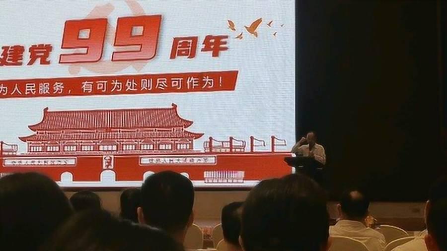 沙滩游玩的女孩们